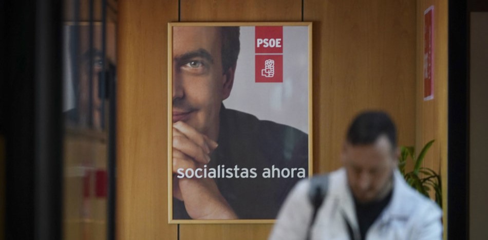 Cartel del PSOE con un mensaje político en un entorno de oficina