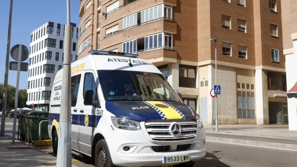 Vista general del edifico donde agentes de la Policía Nacional han hallado un cadáver de un varón en una nevera en un piso en la ciudad de Castellón.