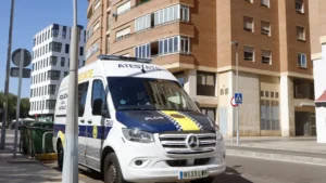 Vista general del edifico donde agentes de la Policía Nacional han hallado un cadáver de un varón en una nevera en un piso en la ciudad de Castellón.