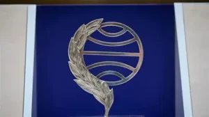 Trofeo del Premio Planeta sobre fondo azul