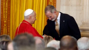 El Papa y el Rey de España durante un saludo en el Palacio Real