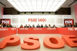 Reunión del PSOE con miembros discutiendo su futuro político