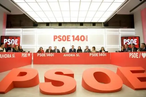 Reunión del PSOE con miembros discutiendo su futuro político
