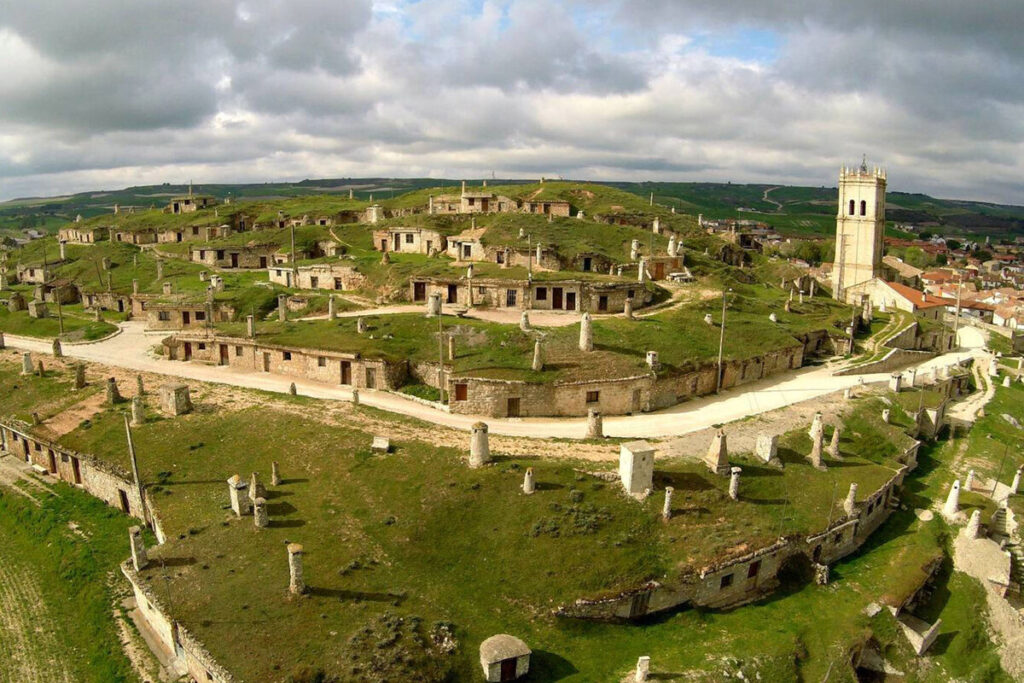 Vista panorámica del pueblo de Baltanás en Palencia con bodegas subterráneas