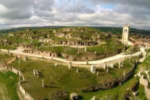 Vista panorámica del pueblo de Baltanás en Palencia con bodegas subterráneas