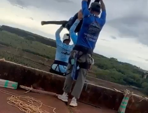 Momentos previos a un salto de puenting sin cuerda en Brasil