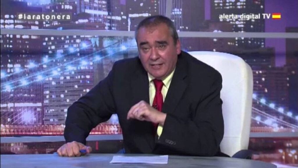 Hombre hablando en un programa de televisión sobre política local
