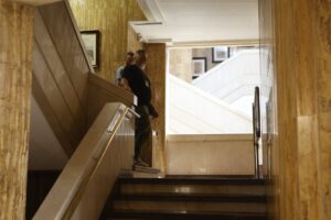 Agentes de la UCO en el interior del Ayuntamiento de Soria durante el registro.