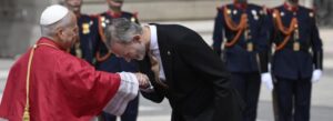 El Rey Felipe VI saluda al Papa en un acto oficial en el Palacio Real.