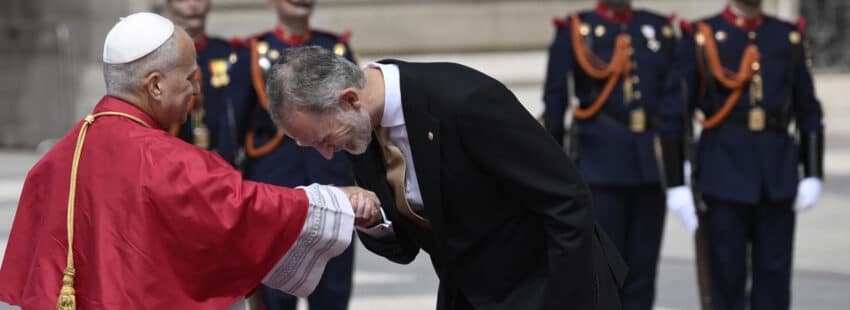 El Rey Felipe VI saluda al Papa en un acto oficial en el Palacio Real.