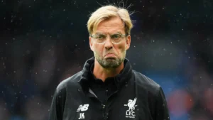 Jürgen Klopp con una expresión seria durante un partido de fútbol