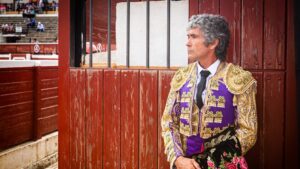 Rubén Sanz vestido de torero esperando en la plaza de toros