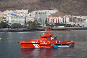 Un barco de salvamento marítimo en la playa Los Cristianos en Tenerife.