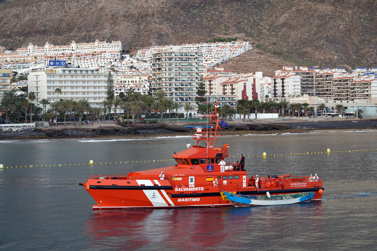 Un barco de salvamento marítimo en la playa Los Cristianos en Tenerife.