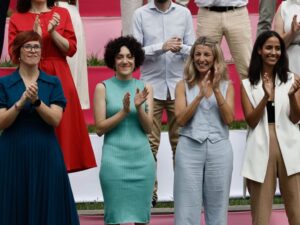 Grupo de mujeres aplaudiendo en un evento político en España.
