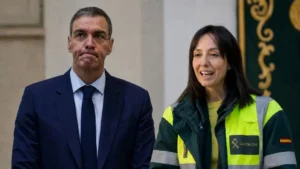 Pedro Sánchez y la directora de la Guardia Civil en un evento oficial