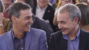Pedro Sánchez y otro político sonriendo en un evento