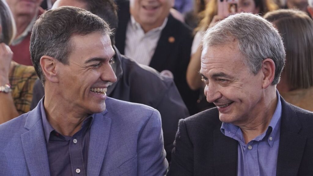 Pedro Sánchez y otro político sonriendo en un evento