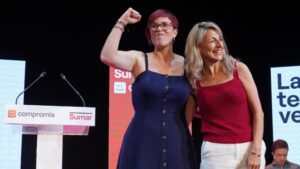Dos mujeres sonrientes en un evento político de Sumar