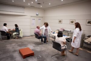 Profesionales de la salud realizando pruebas respiratorias en el Senado
