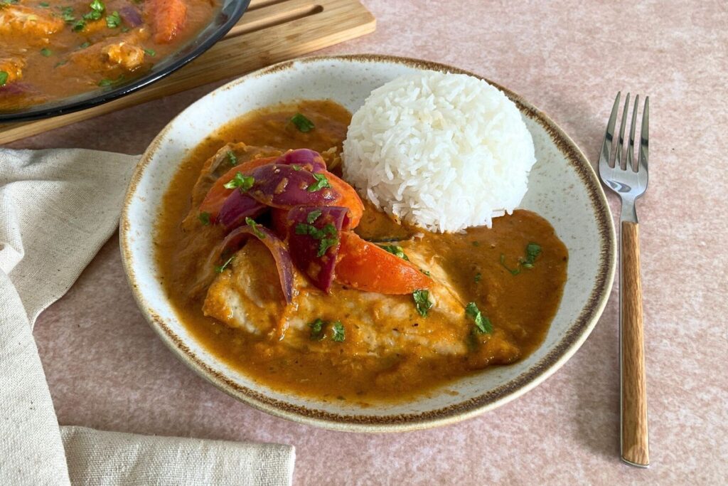 Plato de sudado de pescado con arroz blanco y salsa