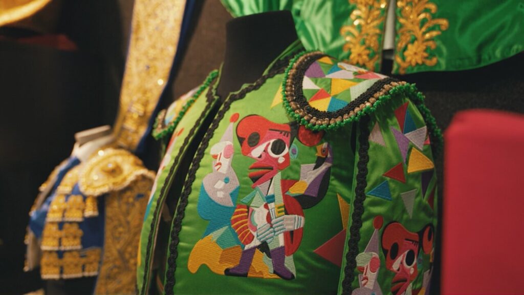 Traje de torero colorido con bordados artísticos en exhibición