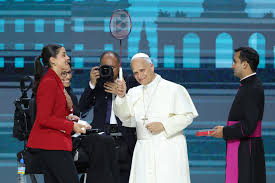 Teresa Perales y Carolina Marín con el Papa en un evento deportivo