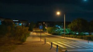 Vista nocturna de un parque en Torrelodones con farolas encendidas