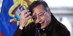 Gustavo Petro hablando en un acto político en Colombia