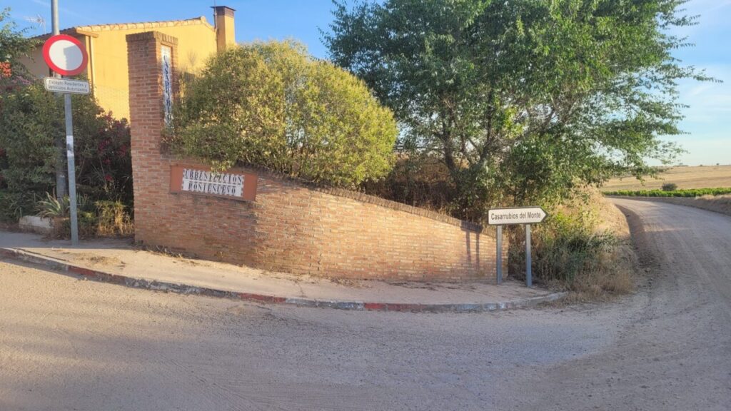 Entrada a la urbanización Montenuevo en Casarrubios del Monte