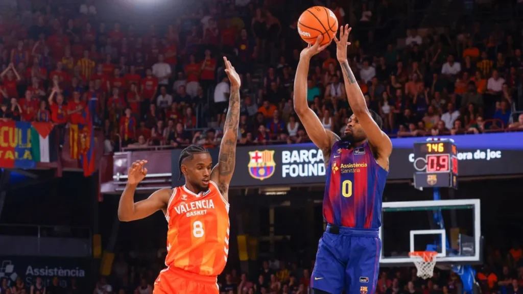 El escolta norteamericano del Barcelona Kevin Punter (d) lanza a canasta frente a Jean Montero (i), del Valencia Basket, durante el cuarto partido de la final de la Liga Endesa disputado entre Barcelona y Valencia