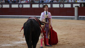 Víctor Hernández en la plaza de toros de Las Ventas durante un festejo