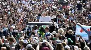 El Papa saluda a una multitud durante su visita a España