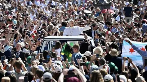 El Papa saluda a una multitud durante su visita a España