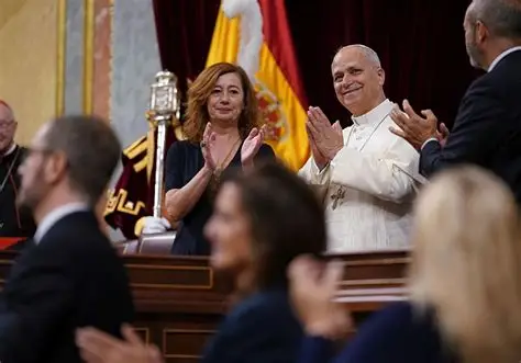 El Papa León XIV aplaudiendo en el congreso con asistentes emocionados.