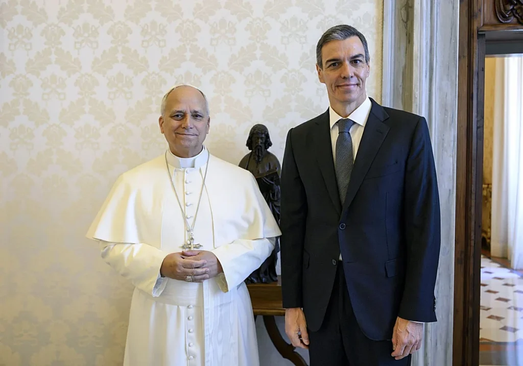 El Papa y Pedro Sánchez posando en una reunión oficial en el Vaticano.