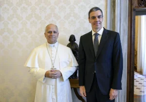 El Papa y Pedro Sánchez posando en una reunión oficial en el Vaticano.