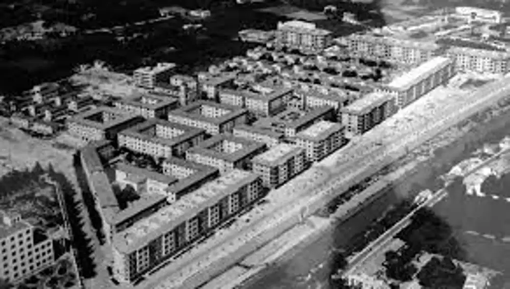 Vista aérea de un barrio de viviendas construidas durante el franquismo en España