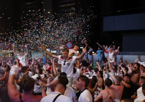Ingleses celebrando la victoria de España contra Argentina en la final del Mundial.