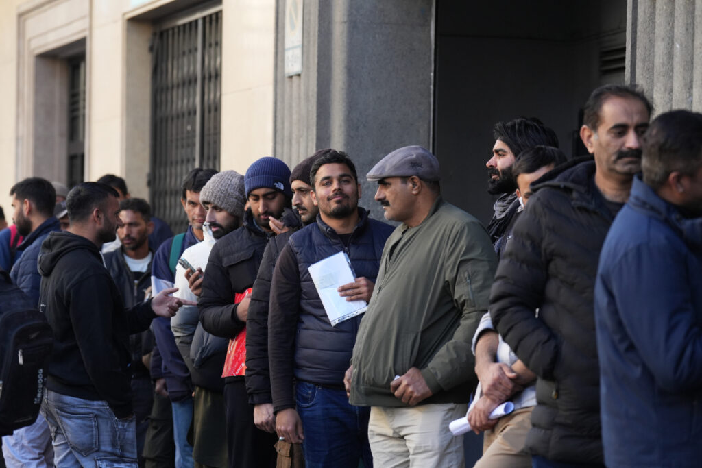 Largas colas en el consulado de Pakistán en Barcelona