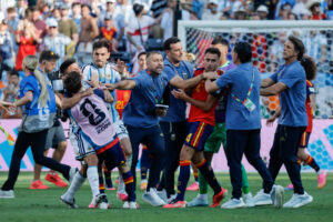 Gavi forcejea con Leandro Paredes tras la final.