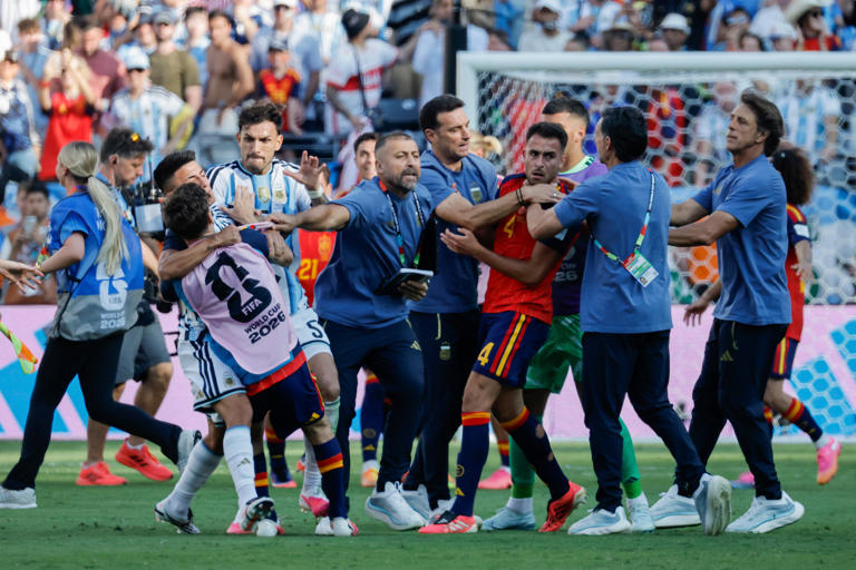 Gavi forcejea con Leandro Paredes tras la final.