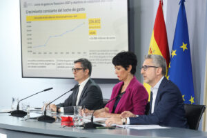 El ministro de Presidencia, Justicia y Relaciones con las Cortes, Félix Bolaños, la ministra de Inclusión, Seguridad Social y Migraciones y portavoz del Gobierno, Elma Saiz, y el ministro de Hacienda, Arcadi España, durante una rueda de prensa.