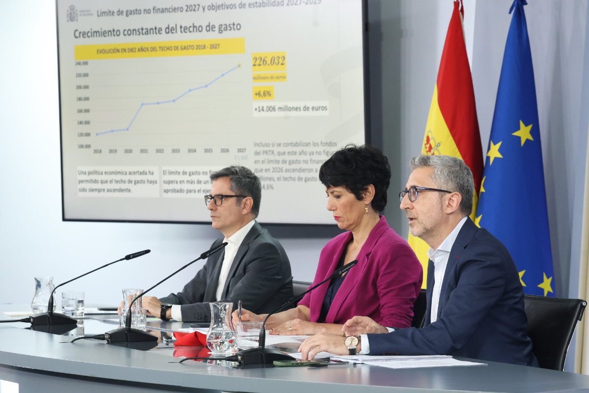 El ministro de Presidencia, Justicia y Relaciones con las Cortes, Félix Bolaños, la ministra de Inclusión, Seguridad Social y Migraciones y portavoz del Gobierno, Elma Saiz, y el ministro de Hacienda, Arcadi España, durante una rueda de prensa.