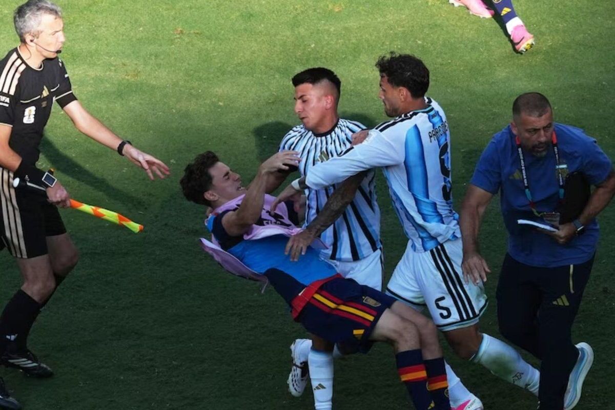 Paredes agrede a Gavi.