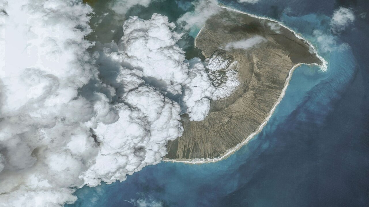 Erupción del volcán submarino Hunga Tonga.