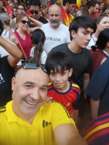 Faustito, con la camiseta de la selección española, junto a su padre, el restaurador toledano José Fausto.