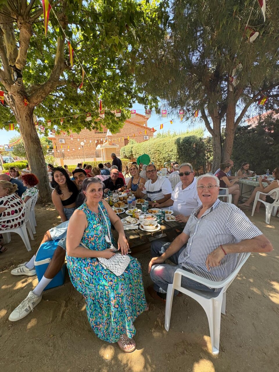 En la imagen, los cuatro concejales del PP en Casarrubios, acompañados por familiares, el pasado sábado en Montenuevo. En primer término, el edil Leo Rodríguez y su esposa.