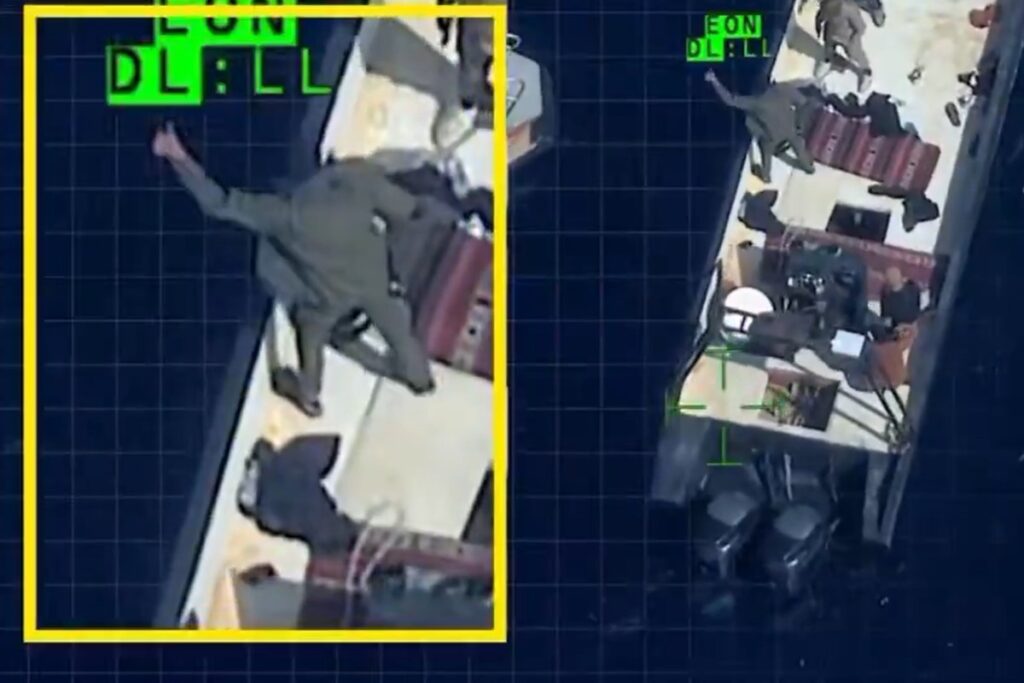 Captura del vídeo en el que uno de los traficantes levanta el pulgar al capitán del Sea Watch 5.