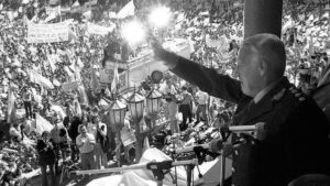 El dictador alcohólico Galtieri recibiendo el apoyo de una multitud de argentinos tras invadir las Malvinas.